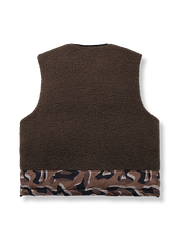 製品画像
「立体迷彩ポケットを取り入れたバイカラーのダウンベスト。軽量で保温性に優れたデザインが特徴。秋冬のアウトドアや日常使いに最適な防寒アウター。シンプルなフロントジップと個性的な迷彩デザインがスタイリッシュなカジュアルスタイルを演出する一着」
詳細画像
「立体感のある迷彩ポケットが特徴のバイカラーデザインダウンベスト。シンプルなフロントジップと実用的なポケットがアクセントになり、レイヤードスタイルにも適した秋冬用防寒アウターのディテールクローズアップ」