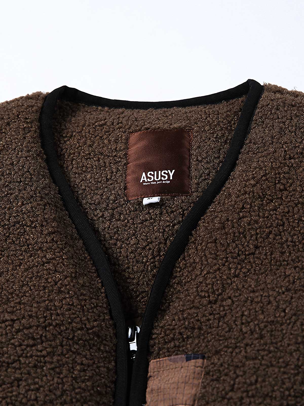 製品画像
「立体迷彩ポケットを取り入れたバイカラーのダウンベスト。軽量で保温性に優れたデザインが特徴。秋冬のアウトドアや日常使いに最適な防寒アウター。シンプルなフロントジップと個性的な迷彩デザインがスタイリッシュなカジュアルスタイルを演出する一着」
詳細画像
「立体感のある迷彩ポケットが特徴のバイカラーデザインダウンベスト。シンプルなフロントジップと実用的なポケットがアクセントになり、レイヤードスタイルにも適した秋冬用防寒アウターのディテールクローズアップ」