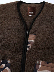 製品画像
「立体迷彩ポケットを取り入れたバイカラーのダウンベスト。軽量で保温性に優れたデザインが特徴。秋冬のアウトドアや日常使いに最適な防寒アウター。シンプルなフロントジップと個性的な迷彩デザインがスタイリッシュなカジュアルスタイルを演出する一着」
詳細画像
「立体感のある迷彩ポケットが特徴のバイカラーデザインダウンベスト。シンプルなフロントジップと実用的なポケットがアクセントになり、レイヤードスタイルにも適した秋冬用防寒アウターのディテールクローズアップ」