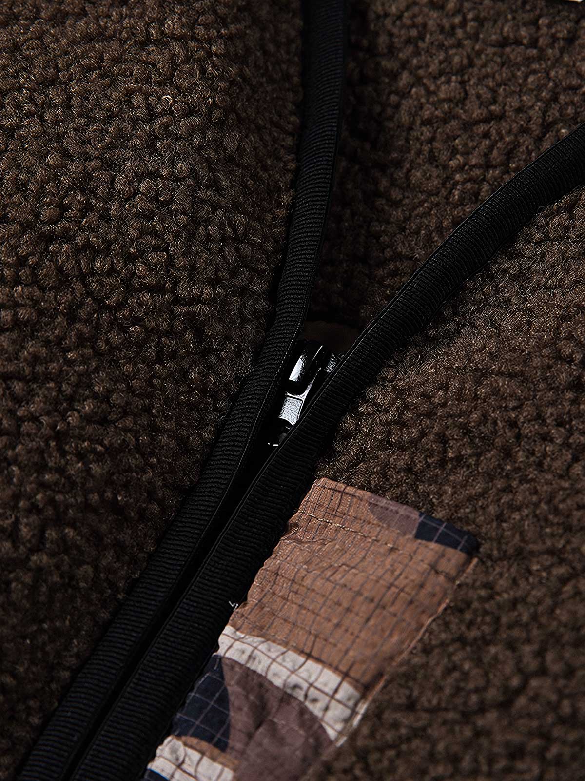 製品画像
「立体迷彩ポケットを取り入れたバイカラーのダウンベスト。軽量で保温性に優れたデザインが特徴。秋冬のアウトドアや日常使いに最適な防寒アウター。シンプルなフロントジップと個性的な迷彩デザインがスタイリッシュなカジュアルスタイルを演出する一着」
詳細画像
「立体感のある迷彩ポケットが特徴のバイカラーデザインダウンベスト。シンプルなフロントジップと実用的なポケットがアクセントになり、レイヤードスタイルにも適した秋冬用防寒アウターのディテールクローズアップ」