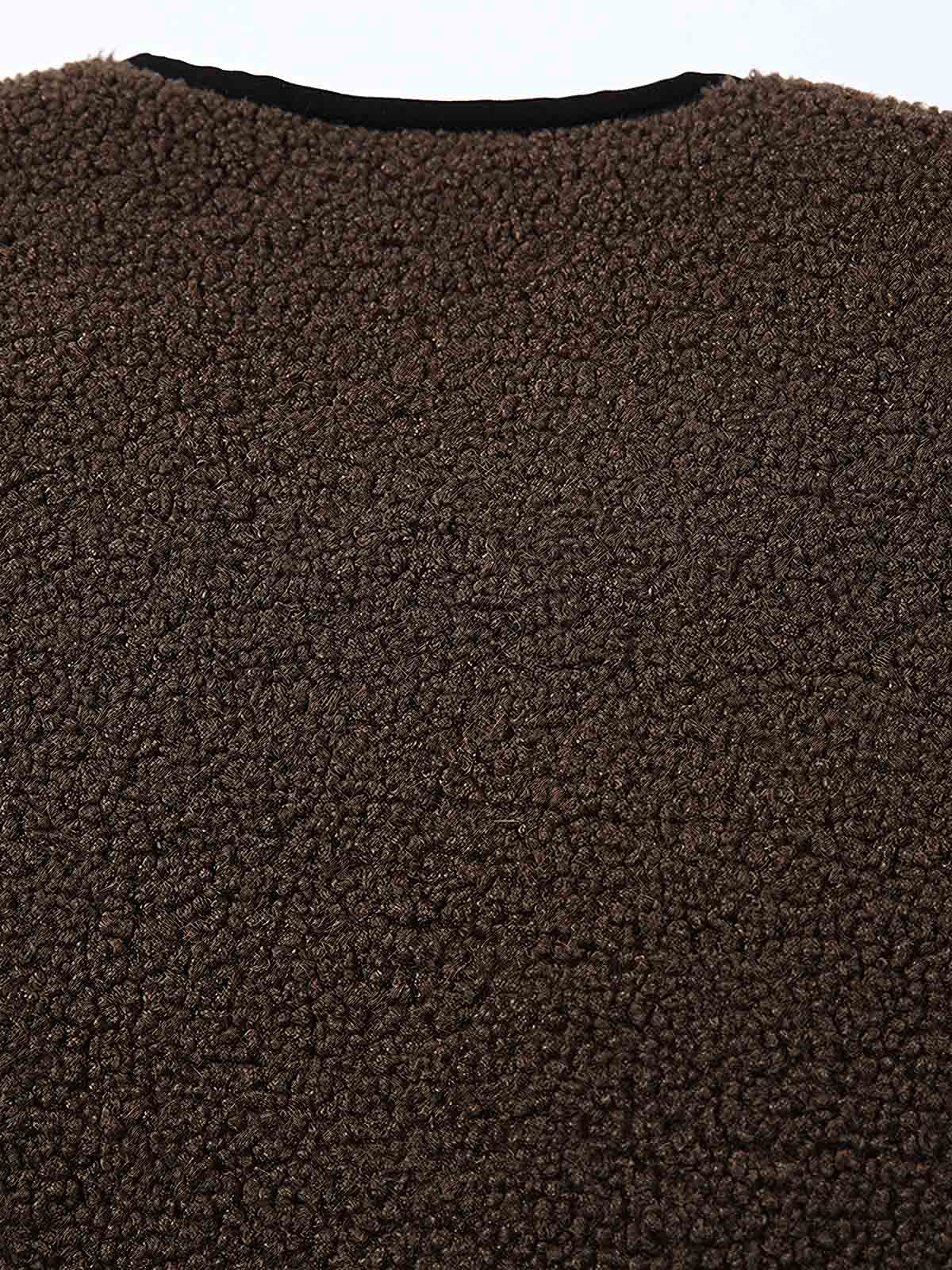 製品画像
「立体迷彩ポケットを取り入れたバイカラーのダウンベスト。軽量で保温性に優れたデザインが特徴。秋冬のアウトドアや日常使いに最適な防寒アウター。シンプルなフロントジップと個性的な迷彩デザインがスタイリッシュなカジュアルスタイルを演出する一着」
詳細画像
「立体感のある迷彩ポケットが特徴のバイカラーデザインダウンベスト。シンプルなフロントジップと実用的なポケットがアクセントになり、レイヤードスタイルにも適した秋冬用防寒アウターのディテールクローズアップ」