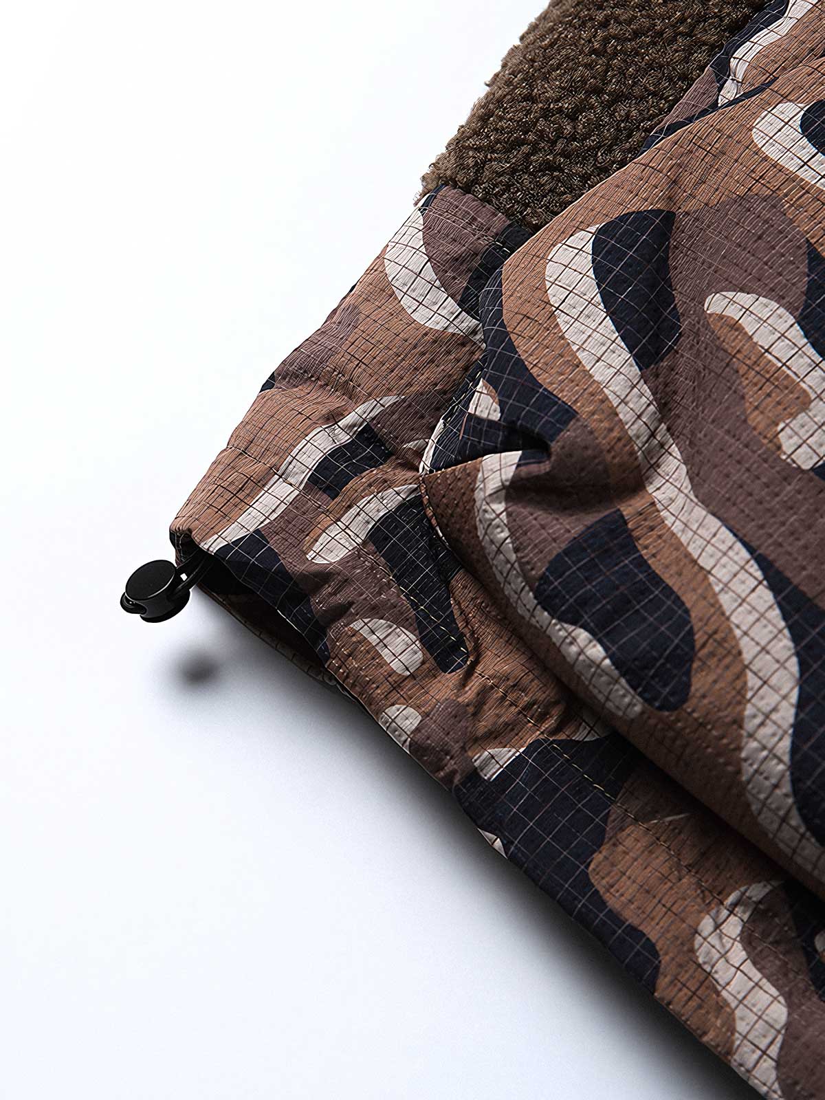 製品画像
「立体迷彩ポケットを取り入れたバイカラーのダウンベスト。軽量で保温性に優れたデザインが特徴。秋冬のアウトドアや日常使いに最適な防寒アウター。シンプルなフロントジップと個性的な迷彩デザインがスタイリッシュなカジュアルスタイルを演出する一着」
詳細画像
「立体感のある迷彩ポケットが特徴のバイカラーデザインダウンベスト。シンプルなフロントジップと実用的なポケットがアクセントになり、レイヤードスタイルにも適した秋冬用防寒アウターのディテールクローズアップ」