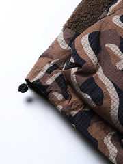 製品画像
「立体迷彩ポケットを取り入れたバイカラーのダウンベスト。軽量で保温性に優れたデザインが特徴。秋冬のアウトドアや日常使いに最適な防寒アウター。シンプルなフロントジップと個性的な迷彩デザインがスタイリッシュなカジュアルスタイルを演出する一着」
詳細画像
「立体感のある迷彩ポケットが特徴のバイカラーデザインダウンベスト。シンプルなフロントジップと実用的なポケットがアクセントになり、レイヤードスタイルにも適した秋冬用防寒アウターのディテールクローズアップ」