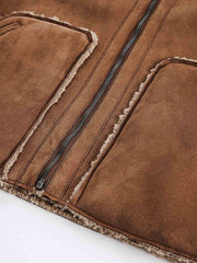 製品画像
「クラシックなレトロワークスタイルとムートン一体デザインを採用した中綿ジャケット。厚手で保温性が高く、中空構造素材により軽量かつ防風性も優れる冬用アウターの全体展示図」
詳細画像
「ムートン裏地と中空構造素材のディテールクローズアップ。優れた保温性、耐久性、防風性を兼ね備えたルーズフィットのレトロなワークデザインジャケット」