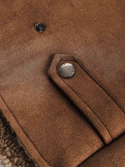 製品画像
「クラシックなレトロワークスタイルとムートン一体デザインを採用した中綿ジャケット。厚手で保温性が高く、中空構造素材により軽量かつ防風性も優れる冬用アウターの全体展示図」
詳細画像
「ムートン裏地と中空構造素材のディテールクローズアップ。優れた保温性、耐久性、防風性を兼ね備えたルーズフィットのレトロなワークデザインジャケット」