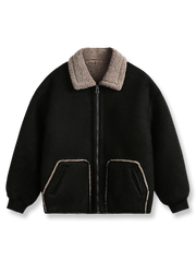 製品画像
「クラシックなレトロワークスタイルとムートン一体デザインを採用した中綿ジャケット。厚手で保温性が高く、中空構造素材により軽量かつ防風性も優れる冬用アウターの全体展示図」
詳細画像
「ムートン裏地と中空構造素材のディテールクローズアップ。優れた保温性、耐久性、防風性を兼ね備えたルーズフィットのレトロなワークデザインジャケット」