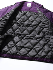 製品画像
「クラシックな合わせ襟デザインとモダンなバイカラースタイルが特徴のレトロ中綿ベスト。軽量で保温性に優れ、紫と白の配色が冬のスタイリングを際立たせる全体展示図」
詳細画像
「合わせ襟デザインと大容量の多機能ポケットがアクセントとなった中綿ベストのディテールクローズアップ。レトロ感とモダンさを融合した機能性豊かなデザイン」