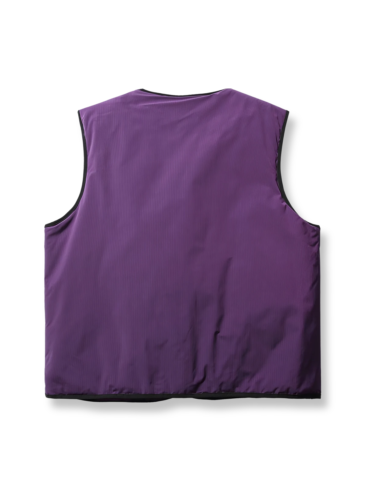 製品画像
「クラシックな合わせ襟デザインとモダンなバイカラースタイルが特徴のレトロ中綿ベスト。軽量で保温性に優れ、紫と白の配色が冬のスタイリングを際立たせる全体展示図」
詳細画像
「合わせ襟デザインと大容量の多機能ポケットがアクセントとなった中綿ベストのディテールクローズアップ。レトロ感とモダンさを融合した機能性豊かなデザイン」