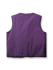 製品画像
「クラシックな合わせ襟デザインとモダンなバイカラースタイルが特徴のレトロ中綿ベスト。軽量で保温性に優れ、紫と白の配色が冬のスタイリングを際立たせる全体展示図」
詳細画像
「合わせ襟デザインと大容量の多機能ポケットがアクセントとなった中綿ベストのディテールクローズアップ。レトロ感とモダンさを融合した機能性豊かなデザイン」