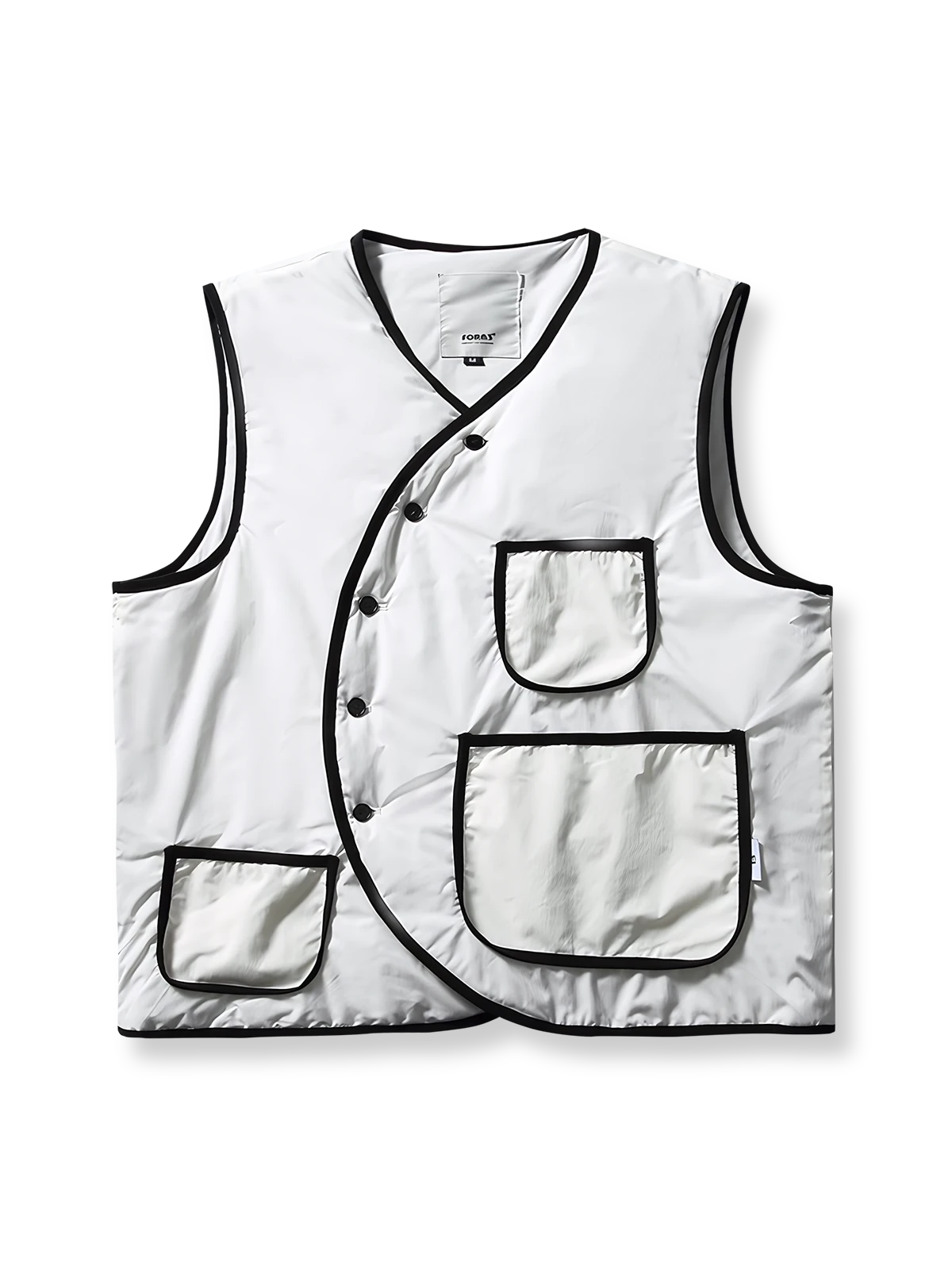 製品画像
「クラシックな合わせ襟デザインとモダンなバイカラースタイルが特徴のレトロ中綿ベスト。軽量で保温性に優れ、紫と白の配色が冬のスタイリングを際立たせる全体展示図」
詳細画像
「合わせ襟デザインと大容量の多機能ポケットがアクセントとなった中綿ベストのディテールクローズアップ。レトロ感とモダンさを融合した機能性豊かなデザイン」