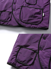 製品画像
「クラシックな合わせ襟デザインとモダンなバイカラースタイルが特徴のレトロ中綿ベスト。軽量で保温性に優れ、紫と白の配色が冬のスタイリングを際立たせる全体展示図」
詳細画像
「合わせ襟デザインと大容量の多機能ポケットがアクセントとなった中綿ベストのディテールクローズアップ。レトロ感とモダンさを融合した機能性豊かなデザイン」