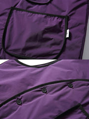 製品画像
「クラシックな合わせ襟デザインとモダンなバイカラースタイルが特徴のレトロ中綿ベスト。軽量で保温性に優れ、紫と白の配色が冬のスタイリングを際立たせる全体展示図」
詳細画像
「合わせ襟デザインと大容量の多機能ポケットがアクセントとなった中綿ベストのディテールクローズアップ。レトロ感とモダンさを融合した機能性豊かなデザイン」