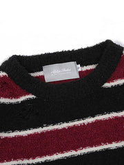 製品画像
「ヴィンテージ感漂うダメージディテールとカラフルなストライプ柄が特徴のストライプ クルーネック ニットセーター。ゆったりとしたシルエットで秋冬のカジュアルスタイルに最適な万能セーターの全体展示図」
詳細画像
「柔らかな混紡糸素材で作られたストライプ クルーネック ニットセーター。カラフルなストライプ柄とヴィンテージ風のダメージディテールが施されたトレンド感のあるディテールクローズアップ」