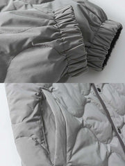 製品画像
「リバーシブル キルティング デザインと高品質ホワイトダックダウン(86%-90%)を使用したインナーダウンジャケット。軽量で保温性に優れ、秋冬の屋内外で活躍する万能アウターの全体展示図」
詳細画像
「リバーシブル仕様のキルティング加工と袖口のゴム仕様が特徴的なインナーダウンジャケット。ダウンの偏りを防ぐクラシックなデザインと繊細なディテールのクローズアップ」