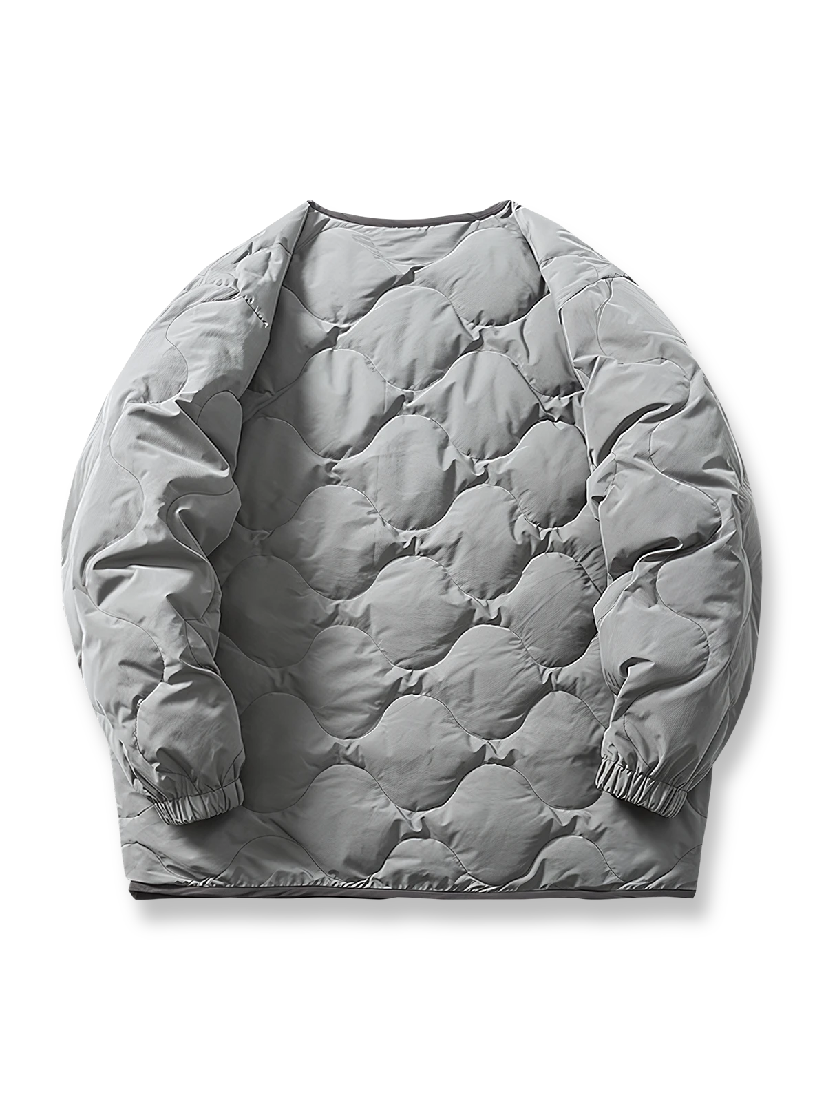 製品画像
「リバーシブル キルティング デザインと高品質ホワイトダックダウン(86%-90%)を使用したインナーダウンジャケット。軽量で保温性に優れ、秋冬の屋内外で活躍する万能アウターの全体展示図」
詳細画像
「リバーシブル仕様のキルティング加工と袖口のゴム仕様が特徴的なインナーダウンジャケット。ダウンの偏りを防ぐクラシックなデザインと繊細なディテールのクローズアップ」