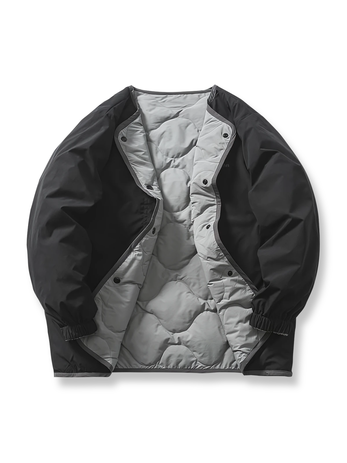 製品画像
「リバーシブル キルティング デザインと高品質ホワイトダックダウン(86%-90%)を使用したインナーダウンジャケット。軽量で保温性に優れ、秋冬の屋内外で活躍する万能アウターの全体展示図」
詳細画像
「リバーシブル仕様のキルティング加工と袖口のゴム仕様が特徴的なインナーダウンジャケット。ダウンの偏りを防ぐクラシックなデザインと繊細なディテールのクローズアップ」