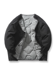 製品画像
「リバーシブル キルティング デザインと高品質ホワイトダックダウン(86%-90%)を使用したインナーダウンジャケット。軽量で保温性に優れ、秋冬の屋内外で活躍する万能アウターの全体展示図」
詳細画像
「リバーシブル仕様のキルティング加工と袖口のゴム仕様が特徴的なインナーダウンジャケット。ダウンの偏りを防ぐクラシックなデザインと繊細なディテールのクローズアップ」