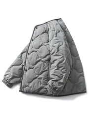 製品画像
「リバーシブル キルティング デザインと高品質ホワイトダックダウン(86%-90%)を使用したインナーダウンジャケット。軽量で保温性に優れ、秋冬の屋内外で活躍する万能アウターの全体展示図」
詳細画像
「リバーシブル仕様のキルティング加工と袖口のゴム仕様が特徴的なインナーダウンジャケット。ダウンの偏りを防ぐクラシックなデザインと繊細なディテールのクローズアップ」