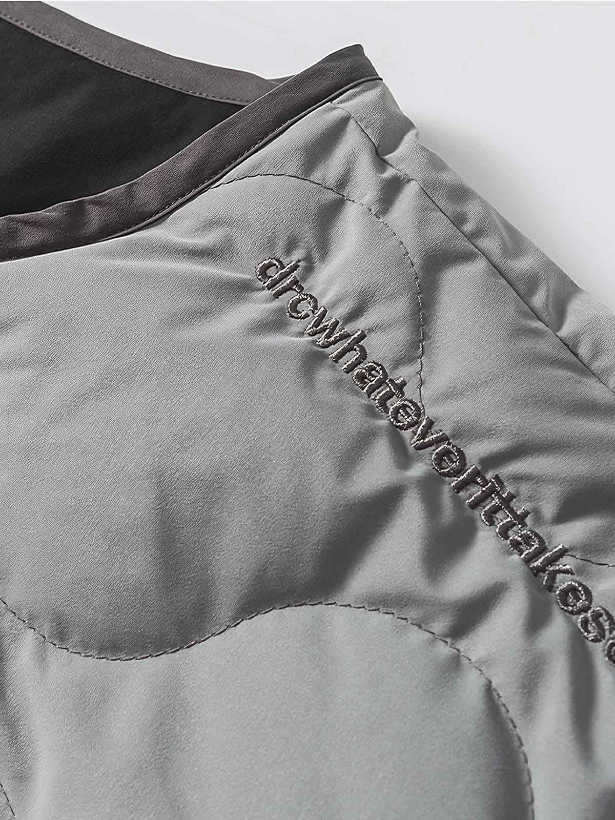 製品画像
「リバーシブル キルティング デザインと高品質ホワイトダックダウン(86%-90%)を使用したインナーダウンジャケット。軽量で保温性に優れ、秋冬の屋内外で活躍する万能アウターの全体展示図」
詳細画像
「リバーシブル仕様のキルティング加工と袖口のゴム仕様が特徴的なインナーダウンジャケット。ダウンの偏りを防ぐクラシックなデザインと繊細なディテールのクローズアップ」