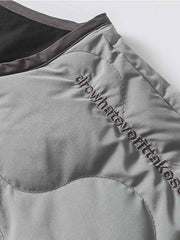 製品画像
「リバーシブル キルティング デザインと高品質ホワイトダックダウン(86%-90%)を使用したインナーダウンジャケット。軽量で保温性に優れ、秋冬の屋内外で活躍する万能アウターの全体展示図」
詳細画像
「リバーシブル仕様のキルティング加工と袖口のゴム仕様が特徴的なインナーダウンジャケット。ダウンの偏りを防ぐクラシックなデザインと繊細なディテールのクローズアップ」