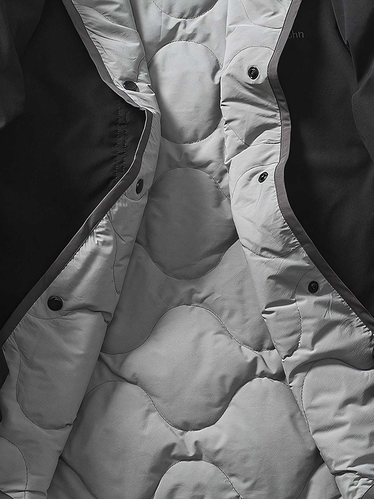 製品画像
「リバーシブル キルティング デザインと高品質ホワイトダックダウン(86%-90%)を使用したインナーダウンジャケット。軽量で保温性に優れ、秋冬の屋内外で活躍する万能アウターの全体展示図」
詳細画像
「リバーシブル仕様のキルティング加工と袖口のゴム仕様が特徴的なインナーダウンジャケット。ダウンの偏りを防ぐクラシックなデザインと繊細なディテールのクローズアップ」