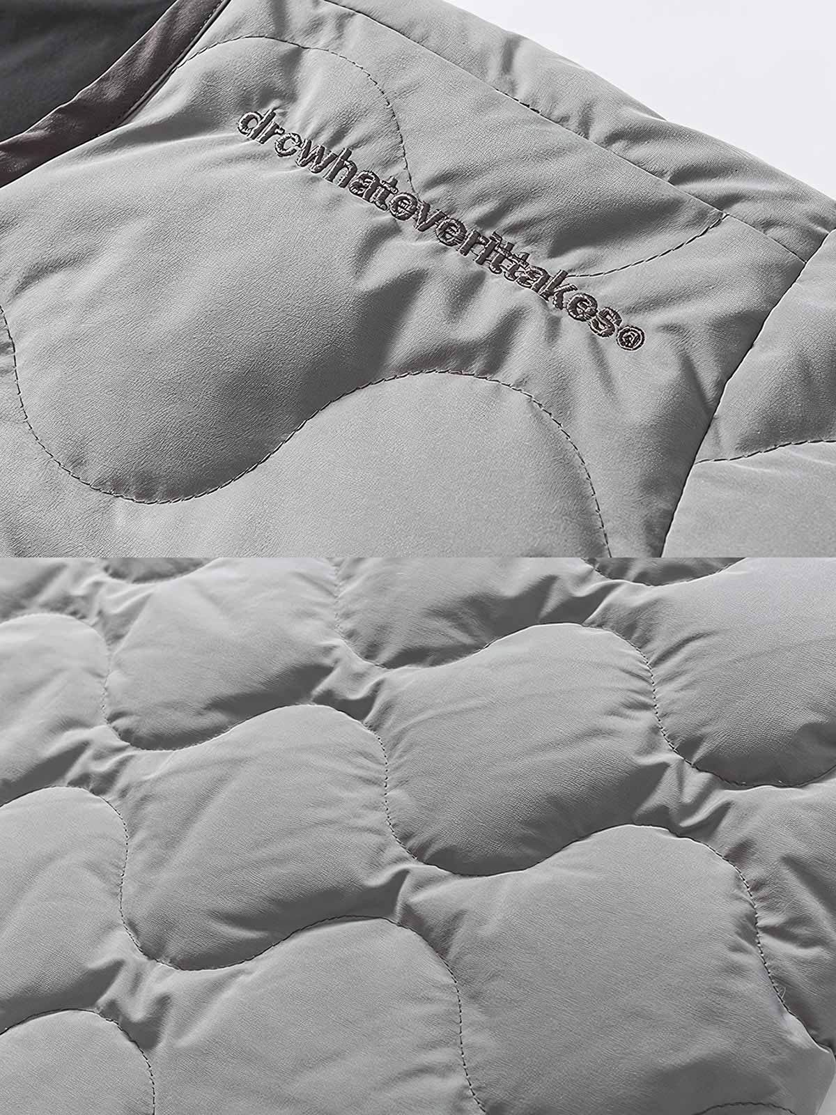 製品画像
「リバーシブル キルティング デザインと高品質ホワイトダックダウン(86%-90%)を使用したインナーダウンジャケット。軽量で保温性に優れ、秋冬の屋内外で活躍する万能アウターの全体展示図」
詳細画像
「リバーシブル仕様のキルティング加工と袖口のゴム仕様が特徴的なインナーダウンジャケット。ダウンの偏りを防ぐクラシックなデザインと繊細なディテールのクローズアップ」