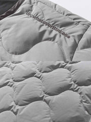 製品画像
「リバーシブル キルティング デザインと高品質ホワイトダックダウン(86%-90%)を使用したインナーダウンジャケット。軽量で保温性に優れ、秋冬の屋内外で活躍する万能アウターの全体展示図」
詳細画像
「リバーシブル仕様のキルティング加工と袖口のゴム仕様が特徴的なインナーダウンジャケット。ダウンの偏りを防ぐクラシックなデザインと繊細なディテールのクローズアップ」