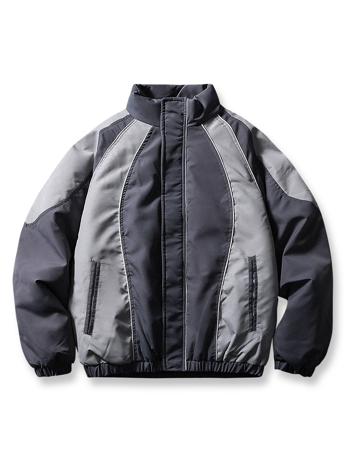 製品画像
「目を引くバイカラーとアーチ型切り替えデザインを特徴としたスタンドカラー中綿ジャケット。防風性と保温性に優れ、冬のアウトドアや日常使いに最適なスポーティなルーズフィットジャケットの全体図」
詳細画像
「バイカラーのアーチパターン切り替えデザインとジッパー付きスタンドカラーが特徴の中綿ジャケット。防風性と耐久性を兼ね備えたディテールのクローズアップ」