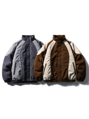 製品画像
「目を引くバイカラーとアーチ型切り替えデザインを特徴としたスタンドカラー中綿ジャケット。防風性と保温性に優れ、冬のアウトドアや日常使いに最適なスポーティなルーズフィットジャケットの全体図」
詳細画像
「バイカラーのアーチパターン切り替えデザインとジッパー付きスタンドカラーが特徴の中綿ジャケット。防風性と耐久性を兼ね備えたディテールのクローズアップ」