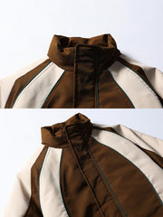 製品画像
「目を引くバイカラーとアーチ型切り替えデザインを特徴としたスタンドカラー中綿ジャケット。防風性と保温性に優れ、冬のアウトドアや日常使いに最適なスポーティなルーズフィットジャケットの全体図」
詳細画像
「バイカラーのアーチパターン切り替えデザインとジッパー付きスタンドカラーが特徴の中綿ジャケット。防風性と耐久性を兼ね備えたディテールのクローズアップ」