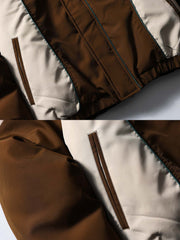 製品画像
「目を引くバイカラーとアーチ型切り替えデザインを特徴としたスタンドカラー中綿ジャケット。防風性と保温性に優れ、冬のアウトドアや日常使いに最適なスポーティなルーズフィットジャケットの全体図」
詳細画像
「バイカラーのアーチパターン切り替えデザインとジッパー付きスタンドカラーが特徴の中綿ジャケット。防風性と耐久性を兼ね備えたディテールのクローズアップ」