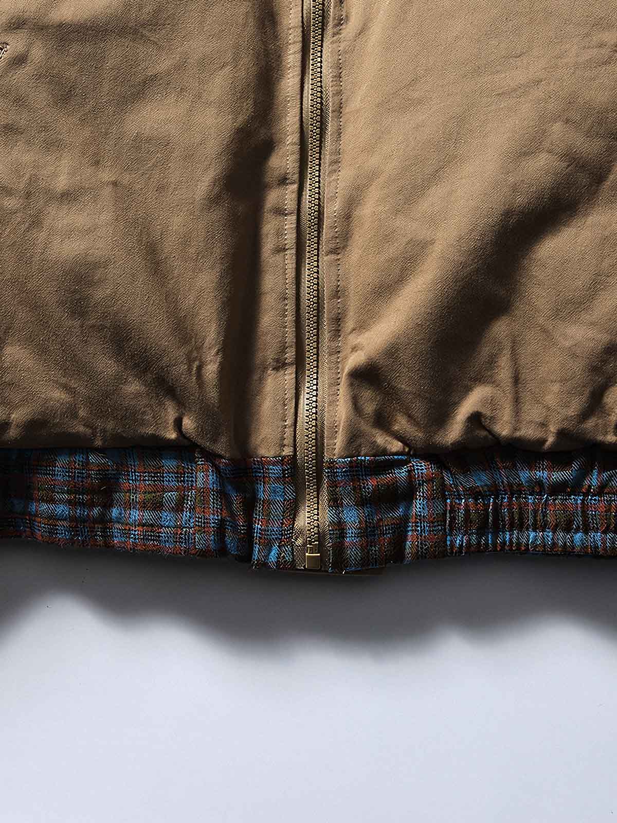 製品画像
「イギリス風チェック柄とシンプルな無地のリバーシブルデザインを特徴とする中綿ジャケット。100%コットン素材を使用し、軽量で暖かい秋冬用万能アウターの正面全体図」
詳細画像
「クラシックなイギリス風チェック柄とシンプルな無地デザインを両立したリバーシブル仕様のディテールクローズアップ。キルティング加工と袖口のゴム仕様が保温性と快適性を強化」