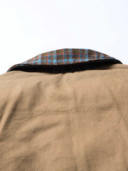 製品画像
「イギリス風チェック柄とシンプルな無地のリバーシブルデザインを特徴とする中綿ジャケット。100%コットン素材を使用し、軽量で暖かい秋冬用万能アウターの正面全体図」
詳細画像
「クラシックなイギリス風チェック柄とシンプルな無地デザインを両立したリバーシブル仕様のディテールクローズアップ。キルティング加工と袖口のゴム仕様が保温性と快適性を強化」