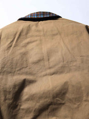 製品画像
「イギリス風チェック柄とシンプルな無地のリバーシブルデザインを特徴とする中綿ジャケット。100%コットン素材を使用し、軽量で暖かい秋冬用万能アウターの正面全体図」
詳細画像
「クラシックなイギリス風チェック柄とシンプルな無地デザインを両立したリバーシブル仕様のディテールクローズアップ。キルティング加工と袖口のゴム仕様が保温性と快適性を強化」