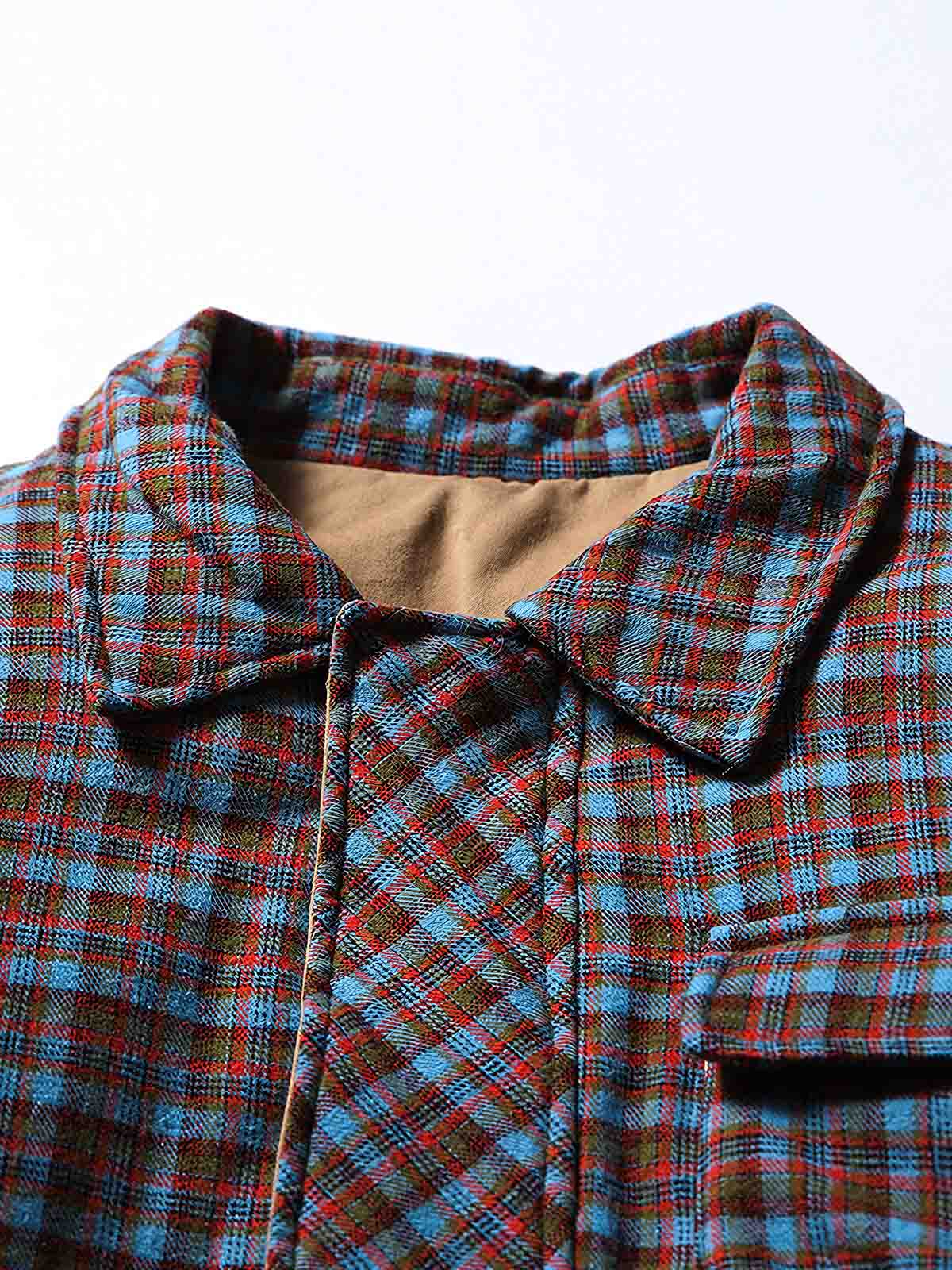 製品画像
「イギリス風チェック柄とシンプルな無地のリバーシブルデザインを特徴とする中綿ジャケット。100%コットン素材を使用し、軽量で暖かい秋冬用万能アウターの正面全体図」
詳細画像
「クラシックなイギリス風チェック柄とシンプルな無地デザインを両立したリバーシブル仕様のディテールクローズアップ。キルティング加工と袖口のゴム仕様が保温性と快適性を強化」