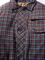 製品画像
「イギリス風チェック柄とシンプルな無地のリバーシブルデザインを特徴とする中綿ジャケット。100%コットン素材を使用し、軽量で暖かい秋冬用万能アウターの正面全体図」
詳細画像
「クラシックなイギリス風チェック柄とシンプルな無地デザインを両立したリバーシブル仕様のディテールクローズアップ。キルティング加工と袖口のゴム仕様が保温性と快適性を強化」