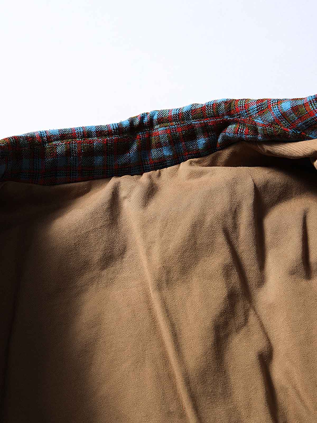 製品画像
「イギリス風チェック柄とシンプルな無地のリバーシブルデザインを特徴とする中綿ジャケット。100%コットン素材を使用し、軽量で暖かい秋冬用万能アウターの正面全体図」
詳細画像
「クラシックなイギリス風チェック柄とシンプルな無地デザインを両立したリバーシブル仕様のディテールクローズアップ。キルティング加工と袖口のゴム仕様が保温性と快適性を強化」