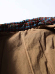 製品画像
「イギリス風チェック柄とシンプルな無地のリバーシブルデザインを特徴とする中綿ジャケット。100%コットン素材を使用し、軽量で暖かい秋冬用万能アウターの正面全体図」
詳細画像
「クラシックなイギリス風チェック柄とシンプルな無地デザインを両立したリバーシブル仕様のディテールクローズアップ。キルティング加工と袖口のゴム仕様が保温性と快適性を強化」