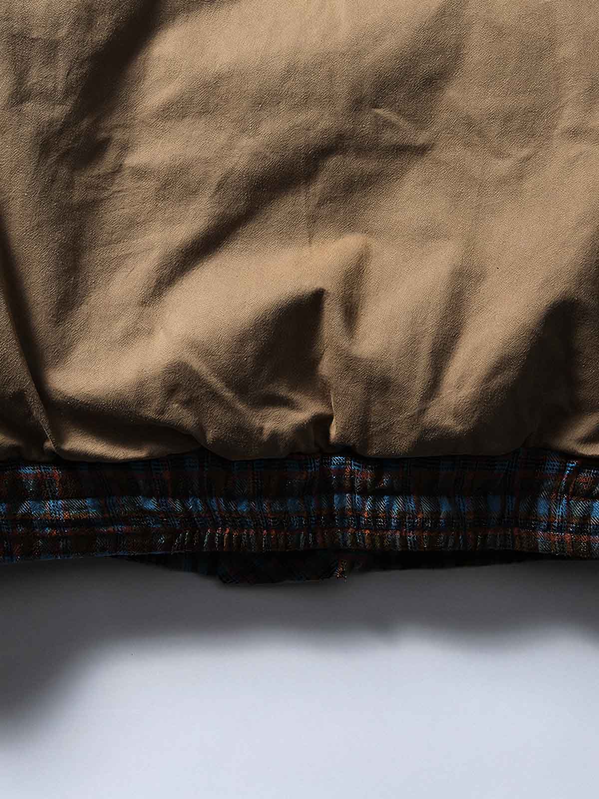 製品画像
「イギリス風チェック柄とシンプルな無地のリバーシブルデザインを特徴とする中綿ジャケット。100%コットン素材を使用し、軽量で暖かい秋冬用万能アウターの正面全体図」
詳細画像
「クラシックなイギリス風チェック柄とシンプルな無地デザインを両立したリバーシブル仕様のディテールクローズアップ。キルティング加工と袖口のゴム仕様が保温性と快適性を強化」