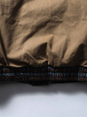 製品画像
「イギリス風チェック柄とシンプルな無地のリバーシブルデザインを特徴とする中綿ジャケット。100%コットン素材を使用し、軽量で暖かい秋冬用万能アウターの正面全体図」
詳細画像
「クラシックなイギリス風チェック柄とシンプルな無地デザインを両立したリバーシブル仕様のディテールクローズアップ。キルティング加工と袖口のゴム仕様が保温性と快適性を強化」