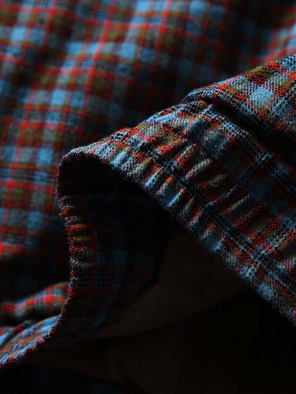 製品画像
「イギリス風チェック柄とシンプルな無地のリバーシブルデザインを特徴とする中綿ジャケット。100%コットン素材を使用し、軽量で暖かい秋冬用万能アウターの正面全体図」
詳細画像
「クラシックなイギリス風チェック柄とシンプルな無地デザインを両立したリバーシブル仕様のディテールクローズアップ。キルティング加工と袖口のゴム仕様が保温性と快適性を強化」