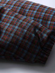 製品画像
「イギリス風チェック柄とシンプルな無地のリバーシブルデザインを特徴とする中綿ジャケット。100%コットン素材を使用し、軽量で暖かい秋冬用万能アウターの正面全体図」
詳細画像
「クラシックなイギリス風チェック柄とシンプルな無地デザインを両立したリバーシブル仕様のディテールクローズアップ。キルティング加工と袖口のゴム仕様が保温性と快適性を強化」