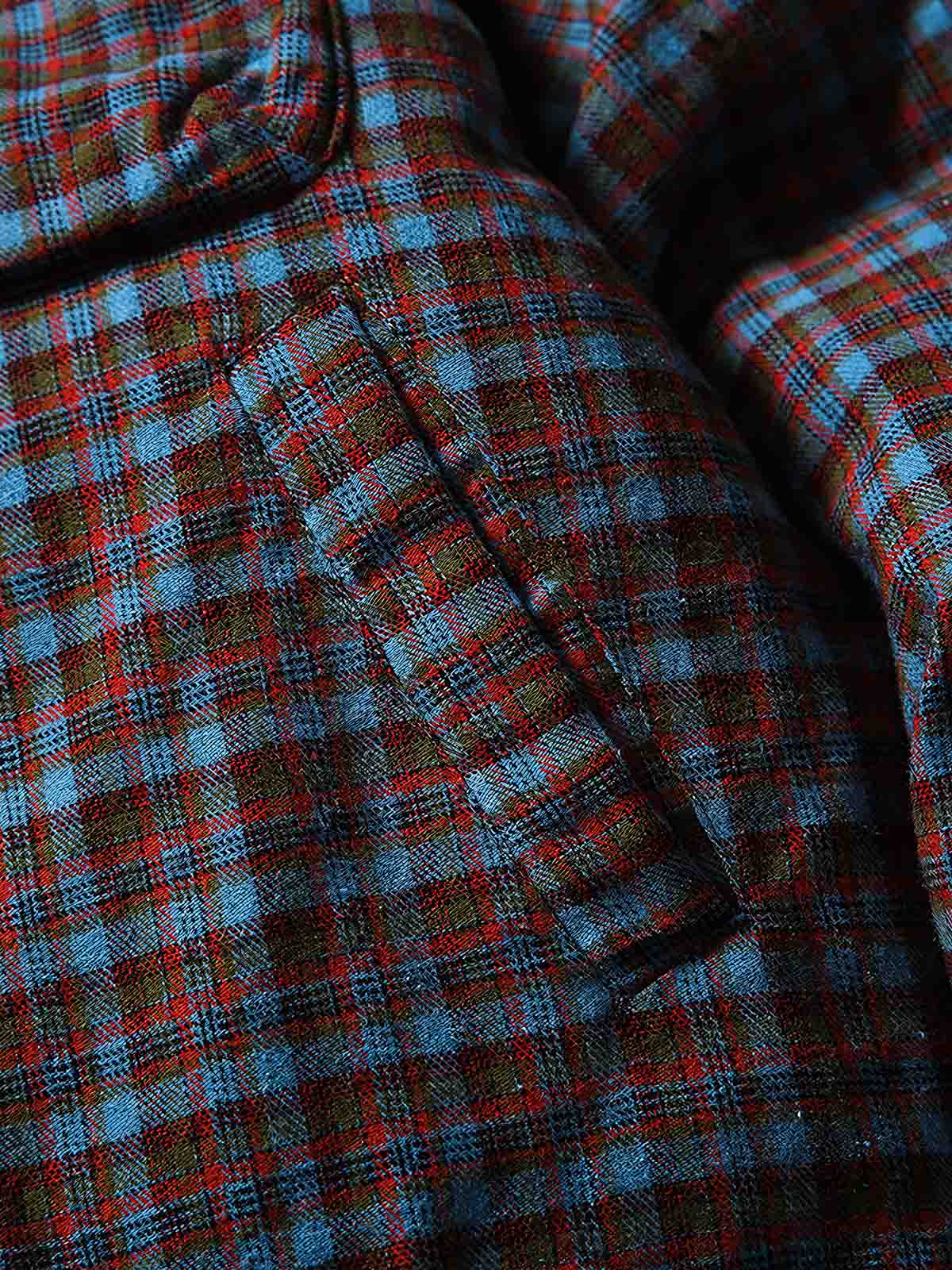 製品画像
「イギリス風チェック柄とシンプルな無地のリバーシブルデザインを特徴とする中綿ジャケット。100%コットン素材を使用し、軽量で暖かい秋冬用万能アウターの正面全体図」
詳細画像
「クラシックなイギリス風チェック柄とシンプルな無地デザインを両立したリバーシブル仕様のディテールクローズアップ。キルティング加工と袖口のゴム仕様が保温性と快適性を強化」