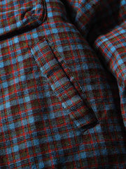 製品画像
「イギリス風チェック柄とシンプルな無地のリバーシブルデザインを特徴とする中綿ジャケット。100%コットン素材を使用し、軽量で暖かい秋冬用万能アウターの正面全体図」
詳細画像
「クラシックなイギリス風チェック柄とシンプルな無地デザインを両立したリバーシブル仕様のディテールクローズアップ。キルティング加工と袖口のゴム仕様が保温性と快適性を強化」