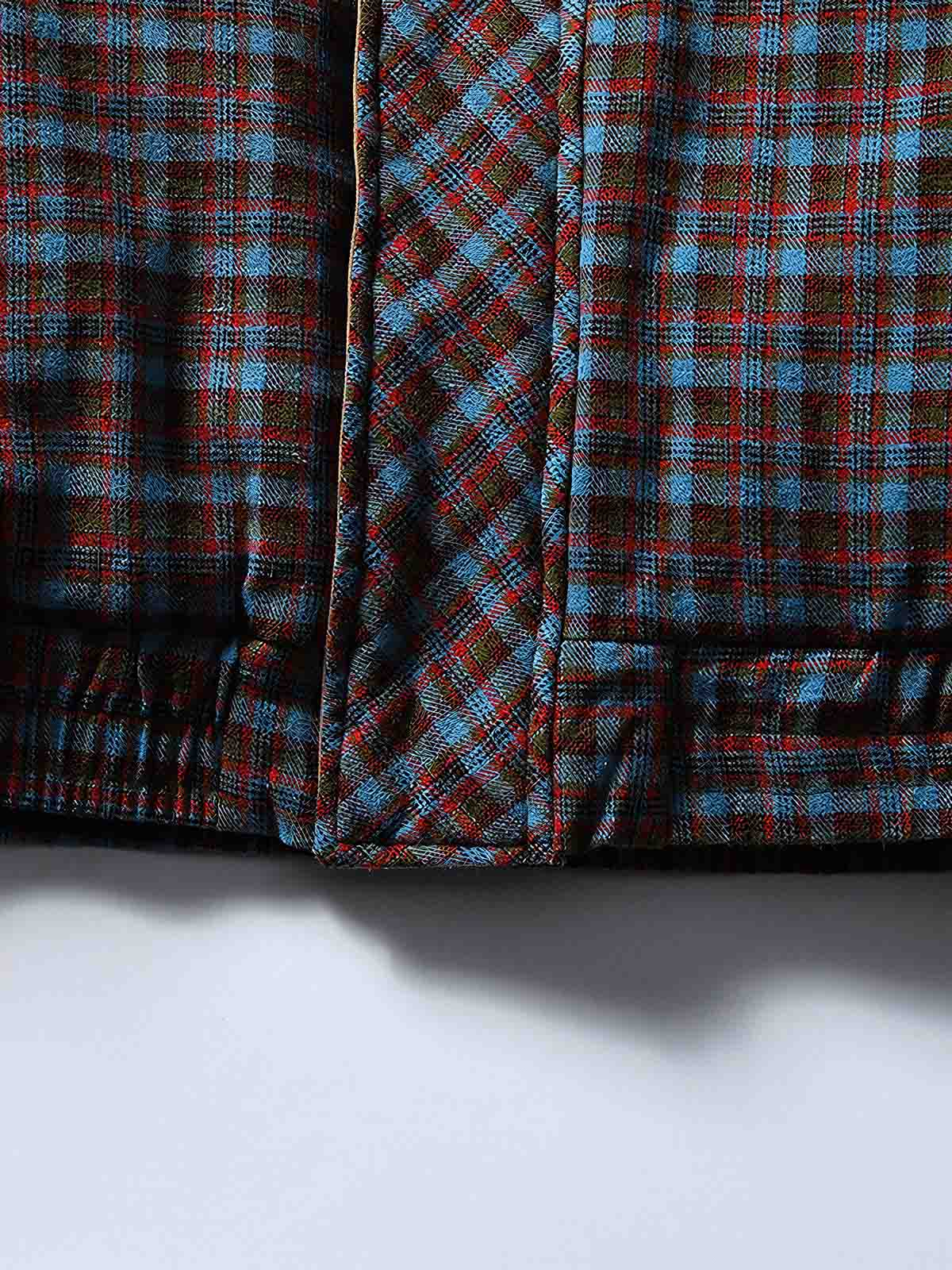 製品画像
「イギリス風チェック柄とシンプルな無地のリバーシブルデザインを特徴とする中綿ジャケット。100%コットン素材を使用し、軽量で暖かい秋冬用万能アウターの正面全体図」
詳細画像
「クラシックなイギリス風チェック柄とシンプルな無地デザインを両立したリバーシブル仕様のディテールクローズアップ。キルティング加工と袖口のゴム仕様が保温性と快適性を強化」