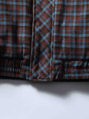 製品画像
「イギリス風チェック柄とシンプルな無地のリバーシブルデザインを特徴とする中綿ジャケット。100%コットン素材を使用し、軽量で暖かい秋冬用万能アウターの正面全体図」
詳細画像
「クラシックなイギリス風チェック柄とシンプルな無地デザインを両立したリバーシブル仕様のディテールクローズアップ。キルティング加工と袖口のゴム仕様が保温性と快適性を強化」