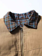 製品画像
「イギリス風チェック柄とシンプルな無地のリバーシブルデザインを特徴とする中綿ジャケット。100%コットン素材を使用し、軽量で暖かい秋冬用万能アウターの正面全体図」
詳細画像
「クラシックなイギリス風チェック柄とシンプルな無地デザインを両立したリバーシブル仕様のディテールクローズアップ。キルティング加工と袖口のゴム仕様が保温性と快適性を強化」