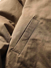 製品画像
「イギリス風チェック柄とシンプルな無地のリバーシブルデザインを特徴とする中綿ジャケット。100%コットン素材を使用し、軽量で暖かい秋冬用万能アウターの正面全体図」
詳細画像
「クラシックなイギリス風チェック柄とシンプルな無地デザインを両立したリバーシブル仕様のディテールクローズアップ。キルティング加工と袖口のゴム仕様が保温性と快適性を強化」