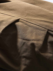 製品画像
「イギリス風チェック柄とシンプルな無地のリバーシブルデザインを特徴とする中綿ジャケット。100%コットン素材を使用し、軽量で暖かい秋冬用万能アウターの正面全体図」
詳細画像
「クラシックなイギリス風チェック柄とシンプルな無地デザインを両立したリバーシブル仕様のディテールクローズアップ。キルティング加工と袖口のゴム仕様が保温性と快適性を強化」