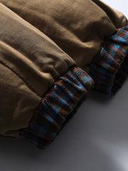 製品画像
「イギリス風チェック柄とシンプルな無地のリバーシブルデザインを特徴とする中綿ジャケット。100%コットン素材を使用し、軽量で暖かい秋冬用万能アウターの正面全体図」
詳細画像
「クラシックなイギリス風チェック柄とシンプルな無地デザインを両立したリバーシブル仕様のディテールクローズアップ。キルティング加工と袖口のゴム仕様が保温性と快適性を強化」